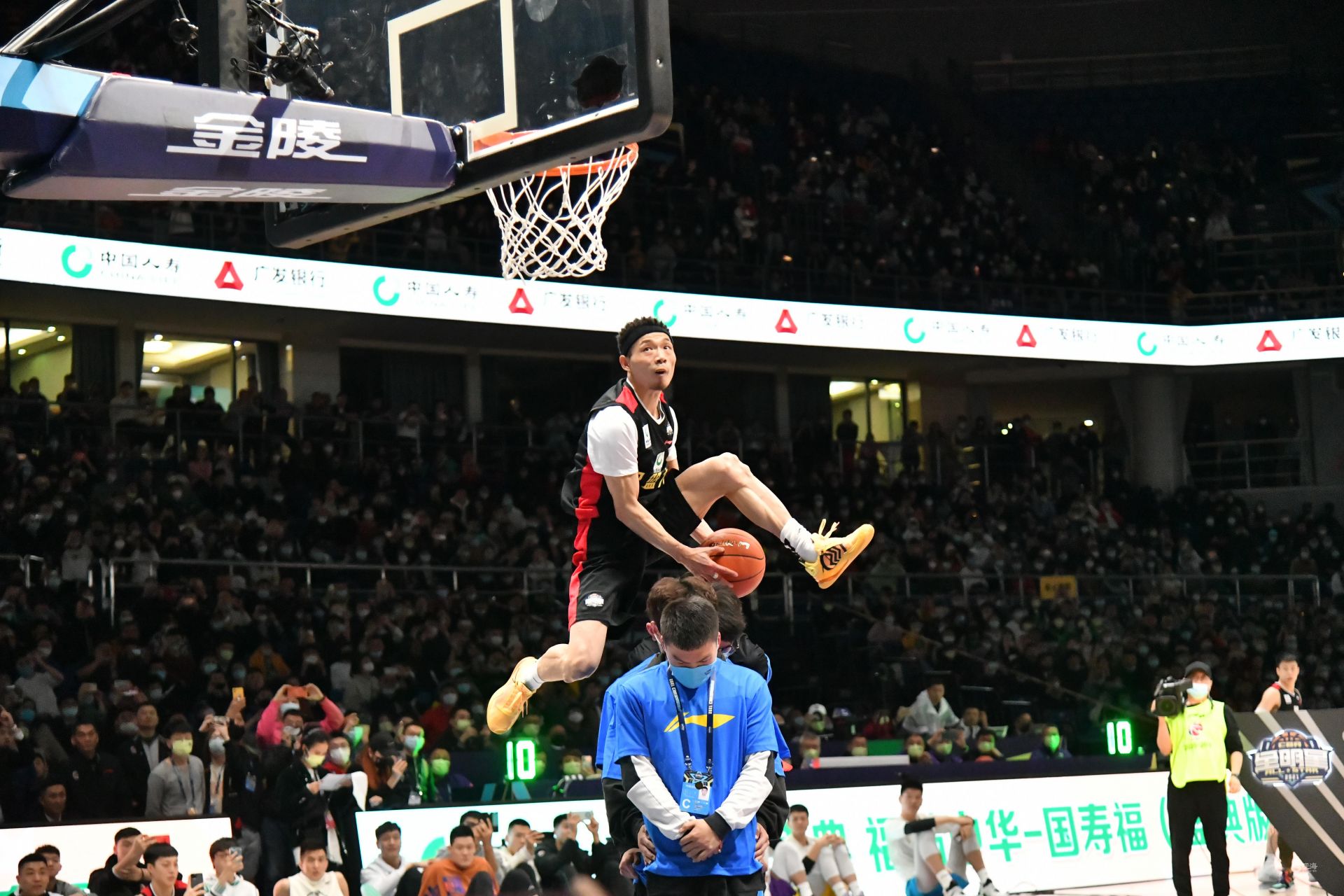 火箭队选秀2换1！得19+10+5新核，斯通谈23岁中锋爆发：他有实力