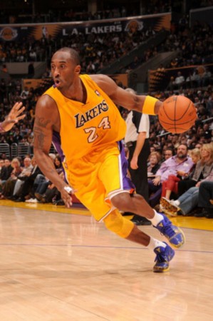 4防1被打穿！国足狼狈1幕：禁区内滑倒送礼，澳洲球迷狂欢