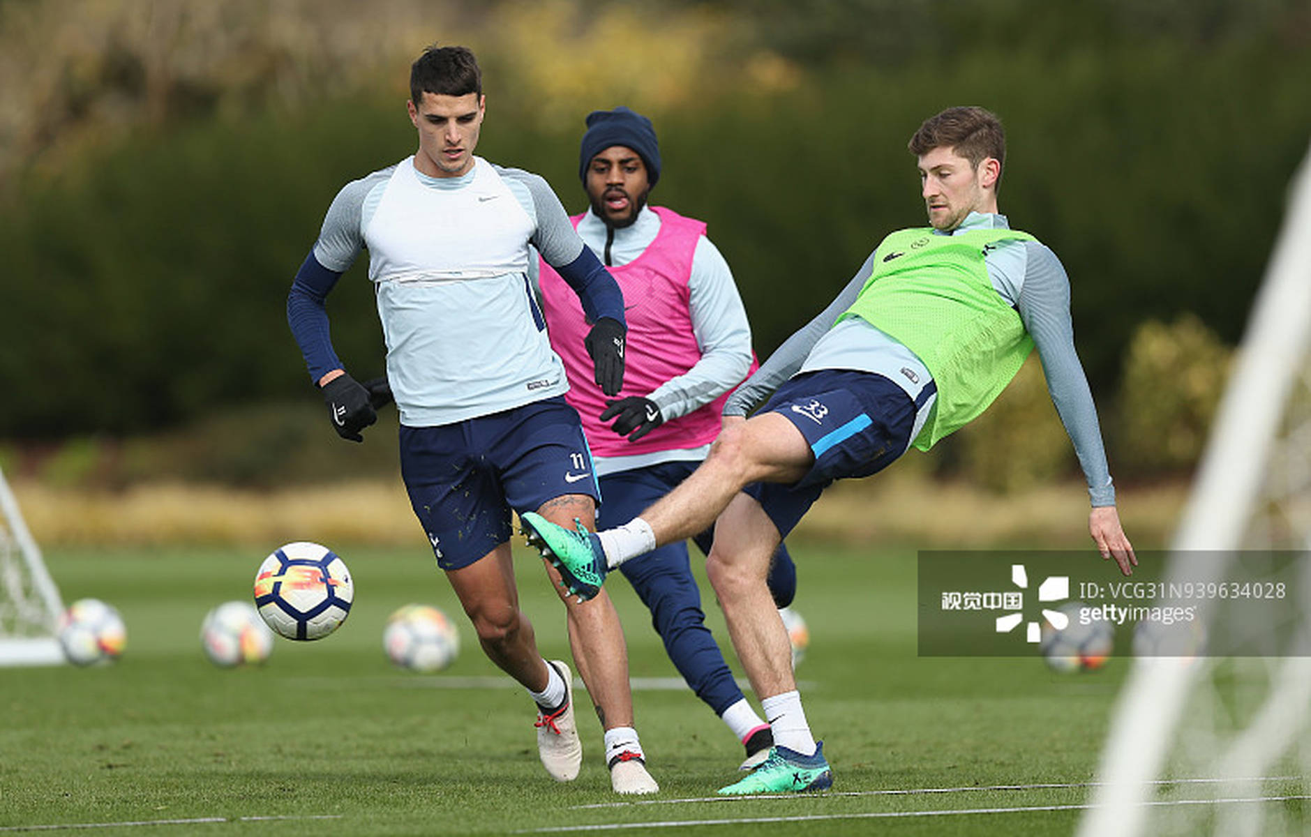 背后是成百 背后是成百